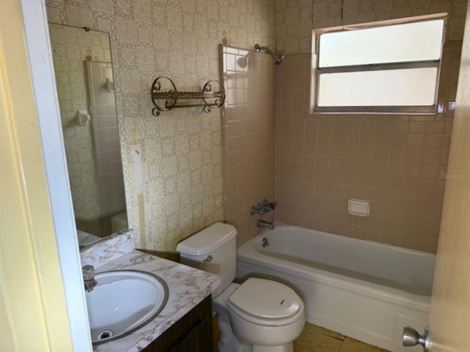 Activo con contrato: $190,000 (3 camas, 2 baños, 1455 Pies cuadrados)