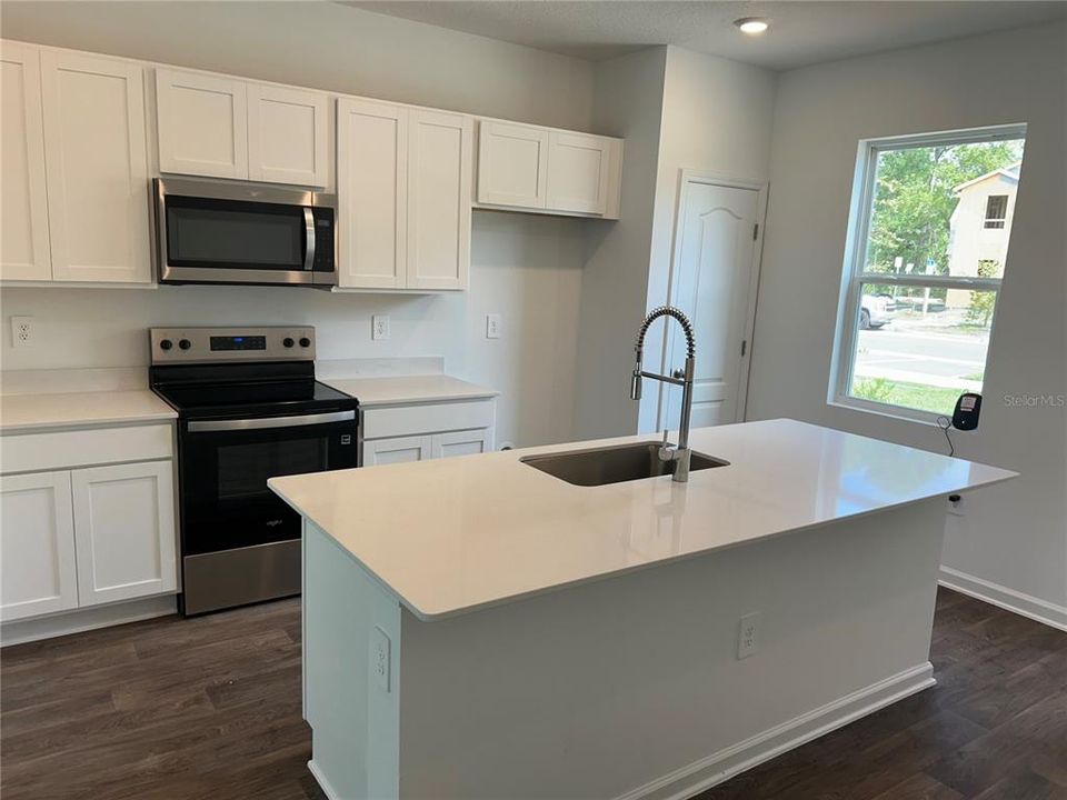 Под контрактом: $234,990 (2 спален, 2 ванн, 1109 Квадратных фут)