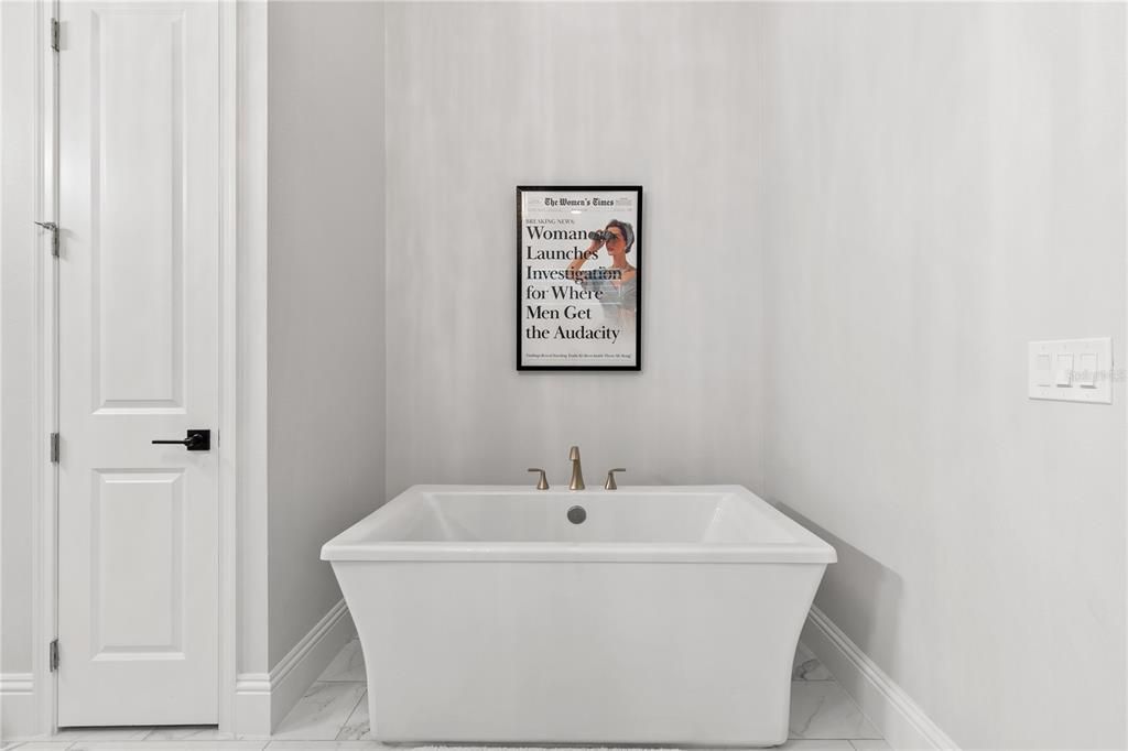 For Sale: $2,850,000 (6 beds, 6 baths, 5825 Square Feet)