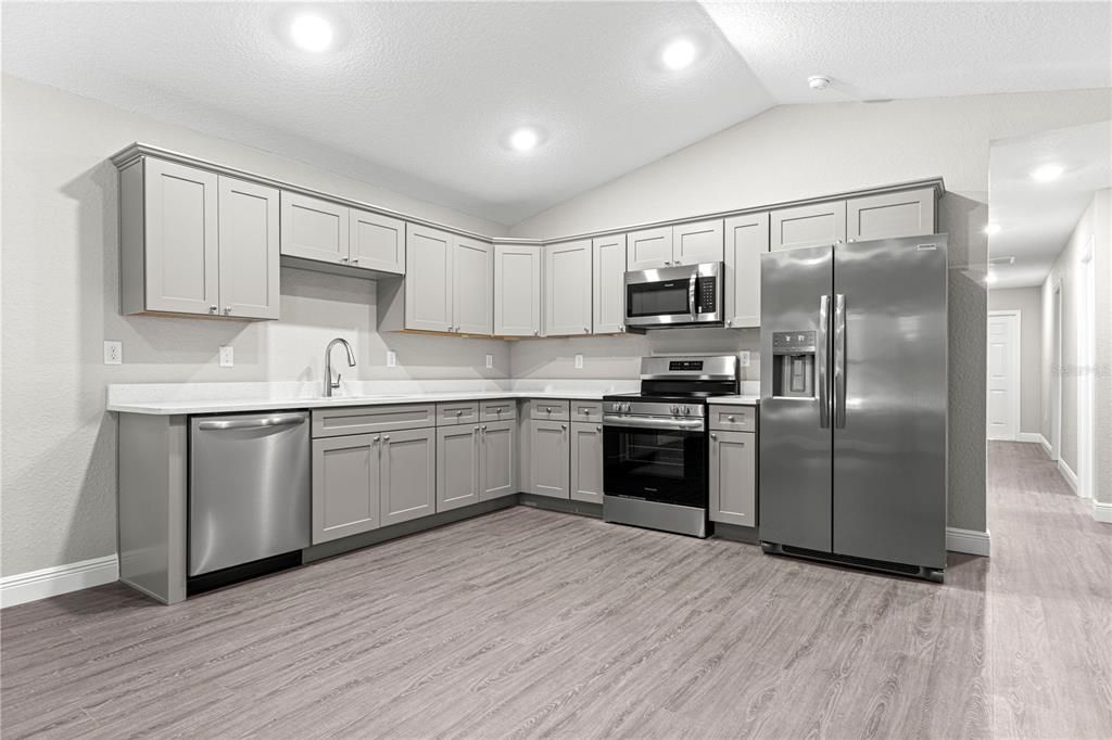 合同活跃: $205,000 (3 贝兹, 2 浴室, 1311 平方英尺)