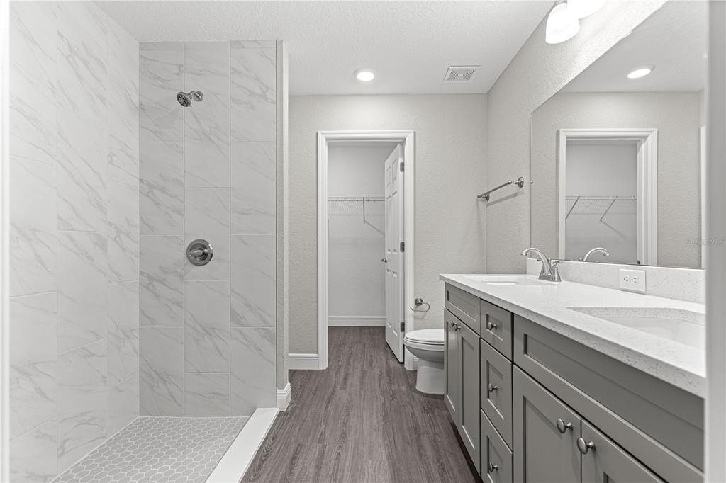 合同活跃: $205,000 (3 贝兹, 2 浴室, 1311 平方英尺)