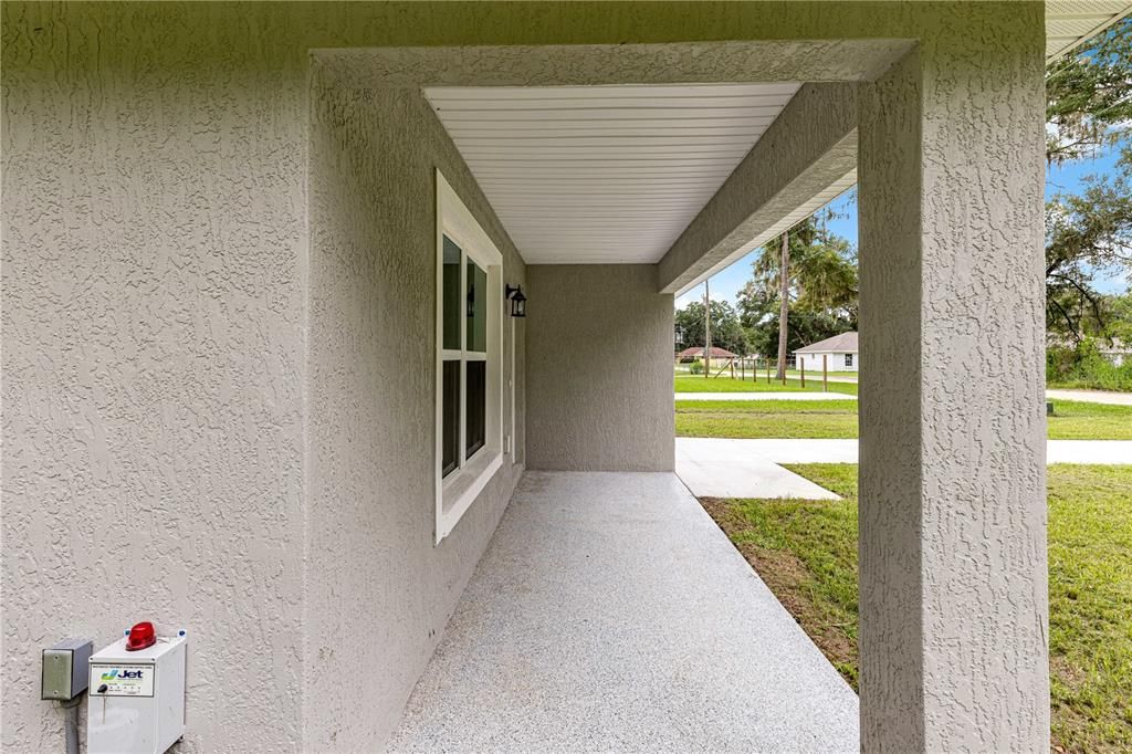 合同活跃: $205,000 (3 贝兹, 2 浴室, 1311 平方英尺)