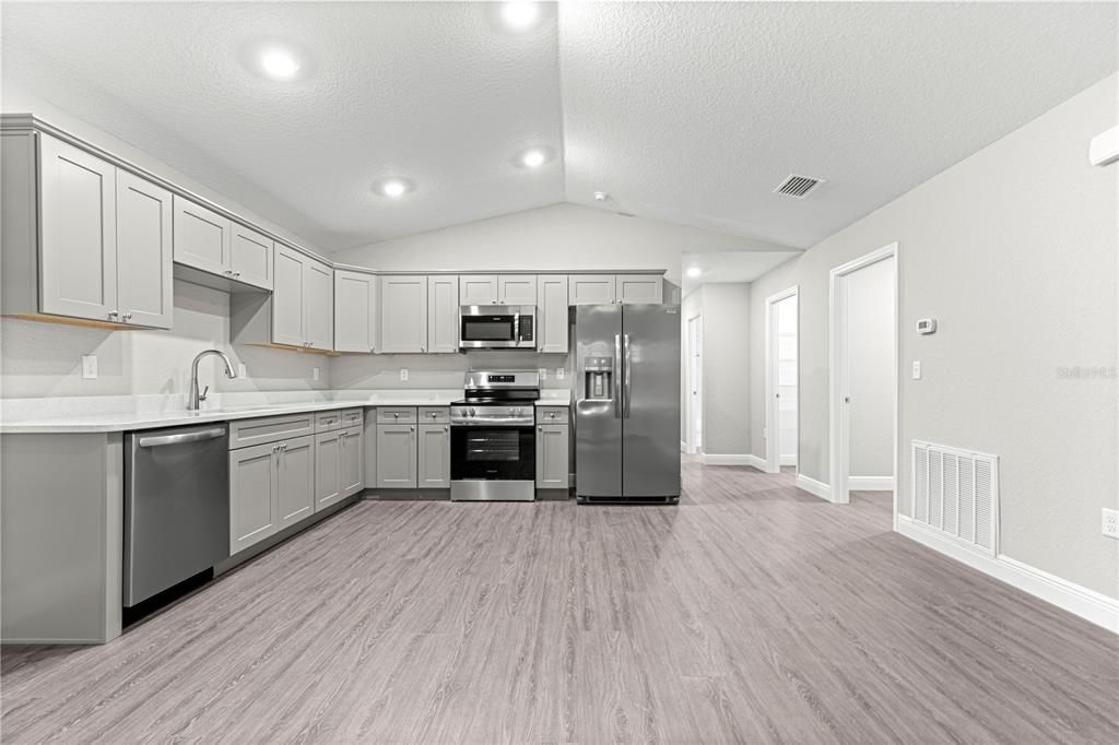 合同活跃: $205,000 (3 贝兹, 2 浴室, 1311 平方英尺)