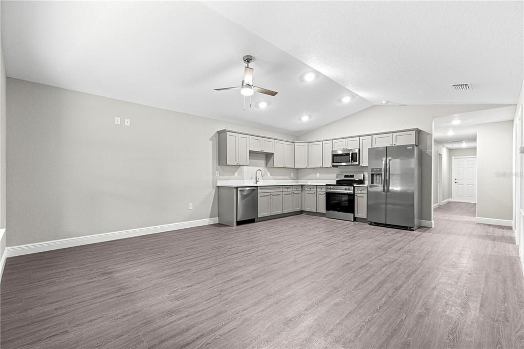 合同活跃: $205,000 (3 贝兹, 2 浴室, 1311 平方英尺)