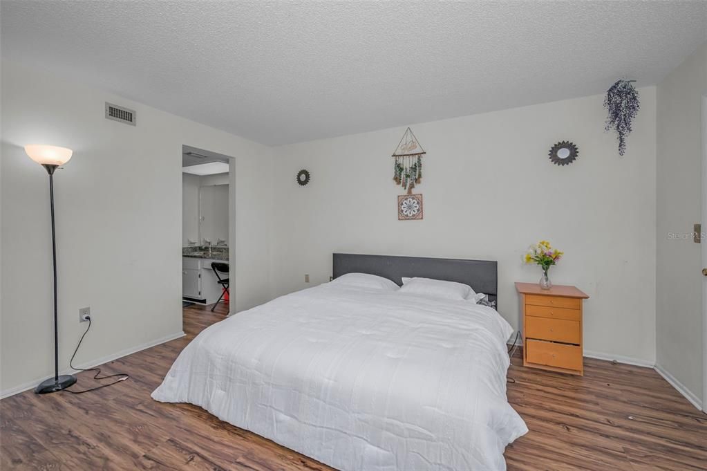For Sale: $180,000 (2 beds, 2 baths, 1151 Square Feet)