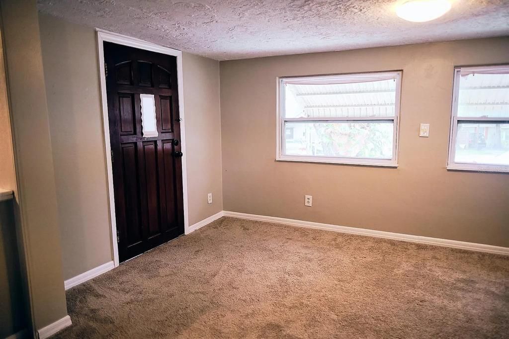 合同活跃: $119,900 (2 贝兹, 1 浴室, 800 平方英尺)