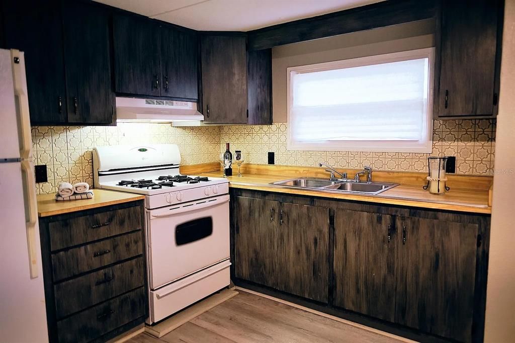 合同活跃: $119,900 (2 贝兹, 1 浴室, 800 平方英尺)