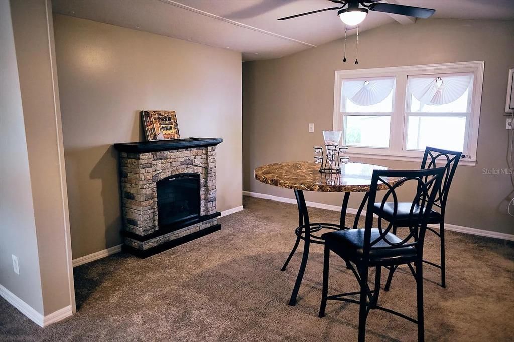 合同活跃: $119,900 (2 贝兹, 1 浴室, 800 平方英尺)