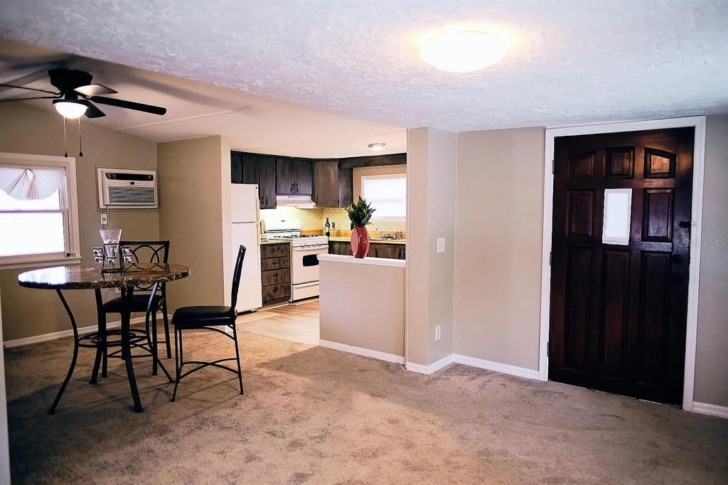 合同活跃: $119,900 (2 贝兹, 1 浴室, 800 平方英尺)