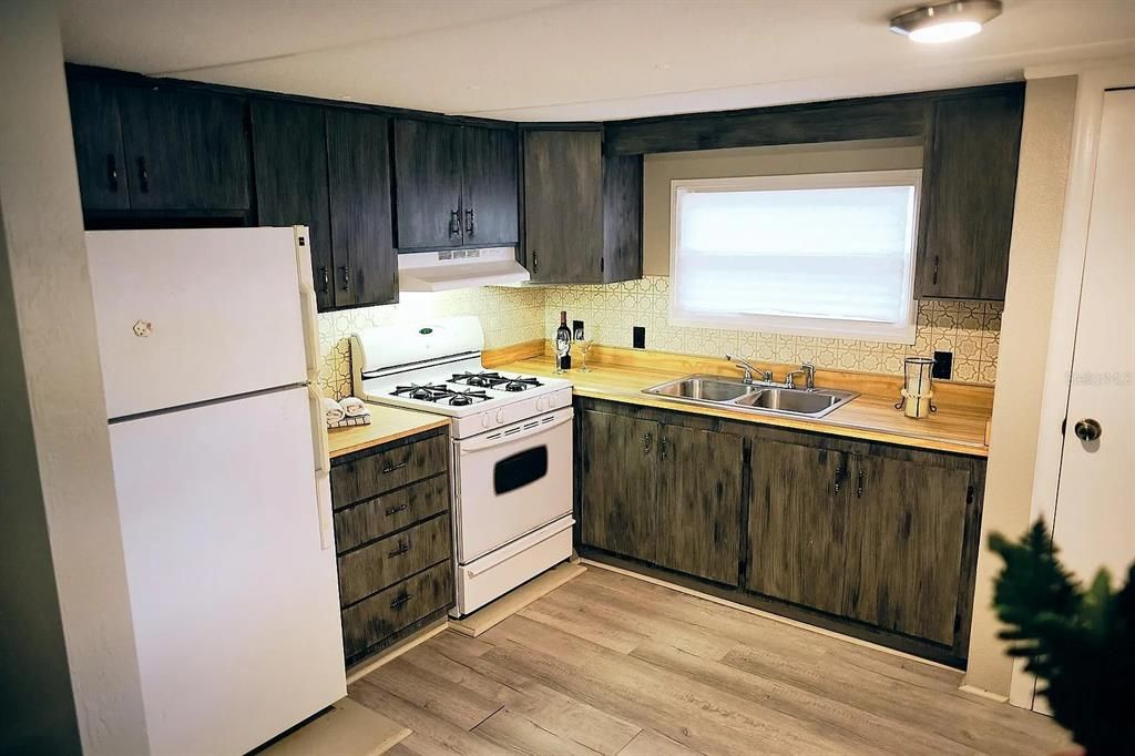 合同活跃: $119,900 (2 贝兹, 1 浴室, 800 平方英尺)