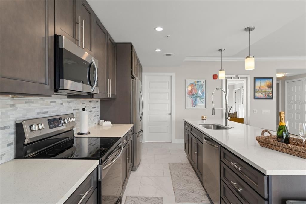 合同活跃: $459,000 (3 贝兹, 3 浴室, 1568 平方英尺)