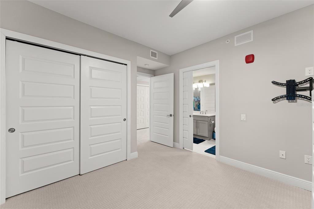 合同活跃: $459,000 (3 贝兹, 3 浴室, 1568 平方英尺)