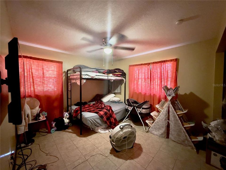 En Venta: $449,000 (4 camas, 3 baños, 1452 Pies cuadrados)