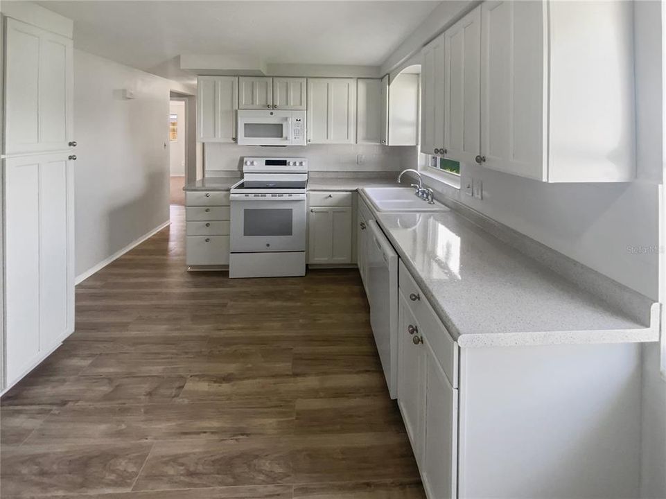 合同活跃: $184,000 (2 贝兹, 1 浴室, 831 平方英尺)