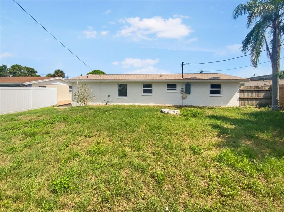 合同活跃: $184,000 (2 贝兹, 1 浴室, 831 平方英尺)