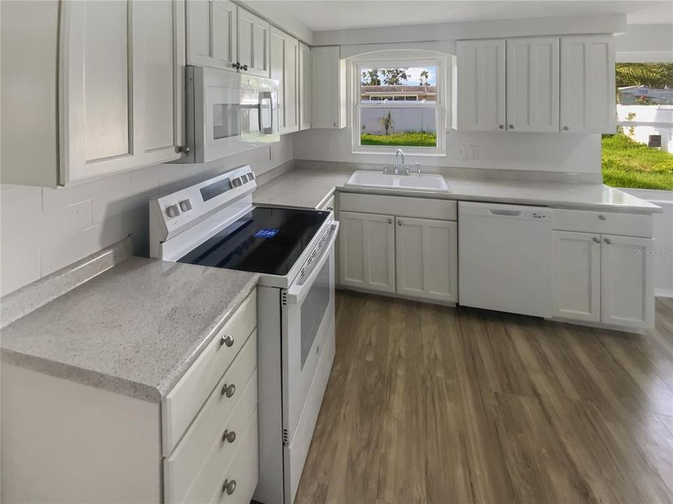 合同活跃: $184,000 (2 贝兹, 1 浴室, 831 平方英尺)