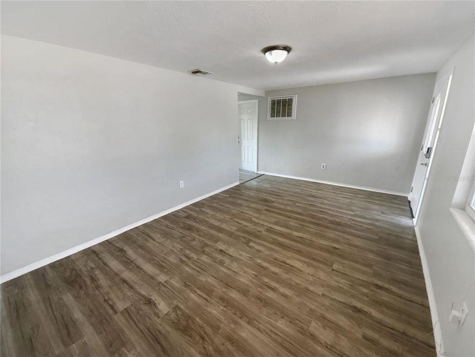 合同活跃: $184,000 (2 贝兹, 1 浴室, 831 平方英尺)