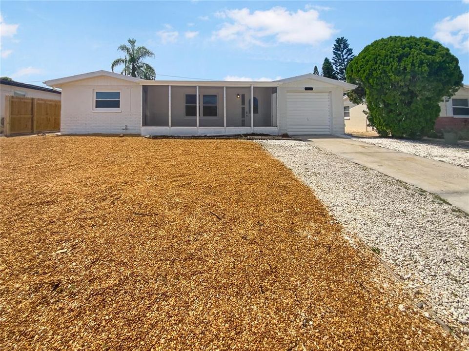 合同活跃: $184,000 (2 贝兹, 1 浴室, 831 平方英尺)