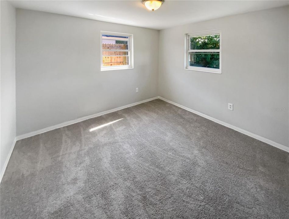 合同活跃: $184,000 (2 贝兹, 1 浴室, 831 平方英尺)