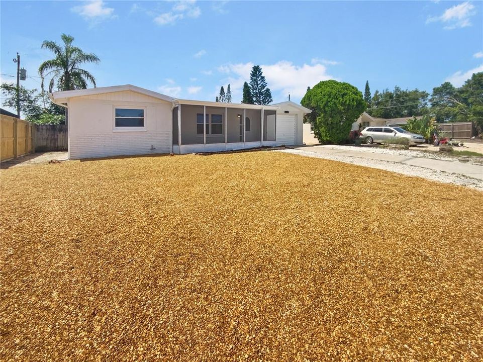 合同活跃: $184,000 (2 贝兹, 1 浴室, 831 平方英尺)