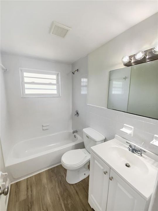 合同活跃: $184,000 (2 贝兹, 1 浴室, 831 平方英尺)