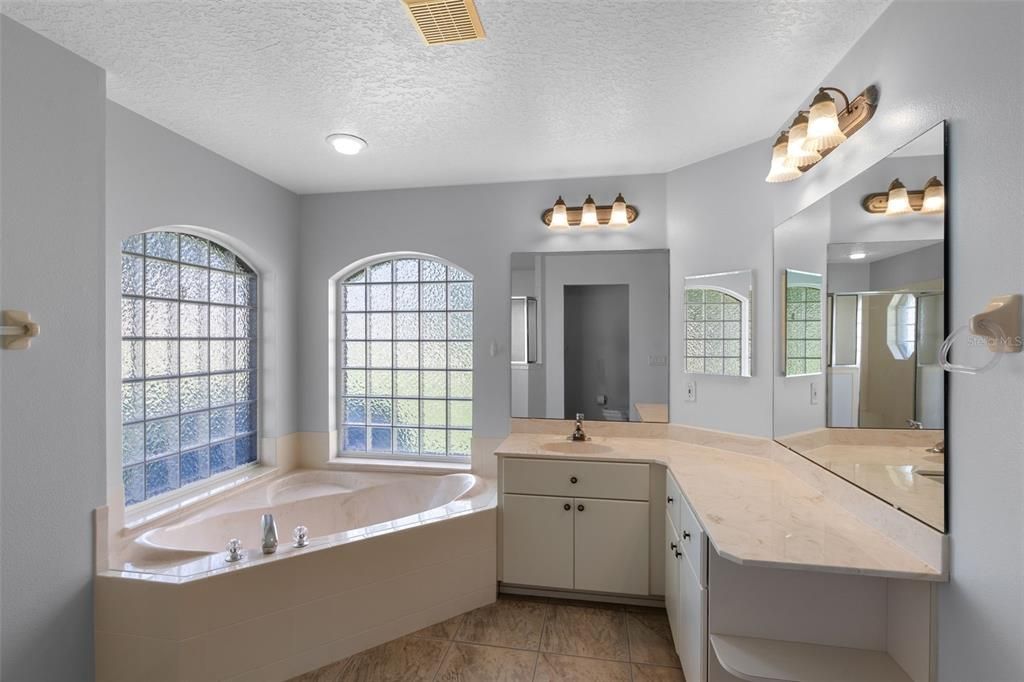 For Rent: $1,900 (3 beds, 2 baths, 1858 Square Feet)