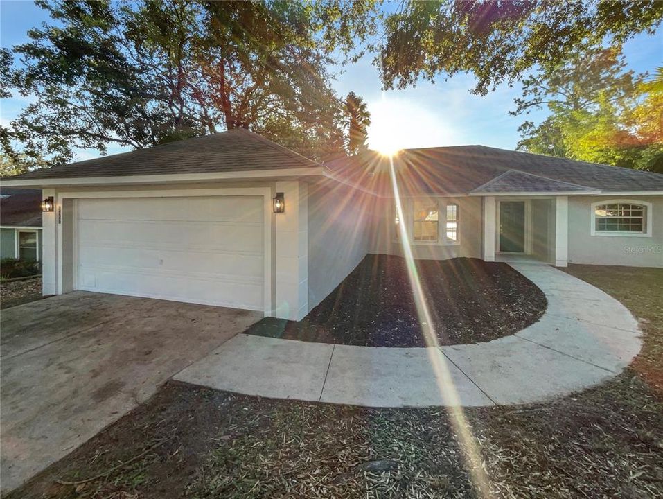 合同活跃: $360,000 (3 贝兹, 2 浴室, 1580 平方英尺)