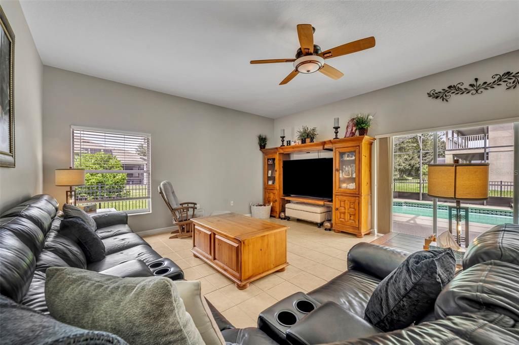 En Venta: $890,000 (5 camas, 4 baños, 3973 Pies cuadrados)