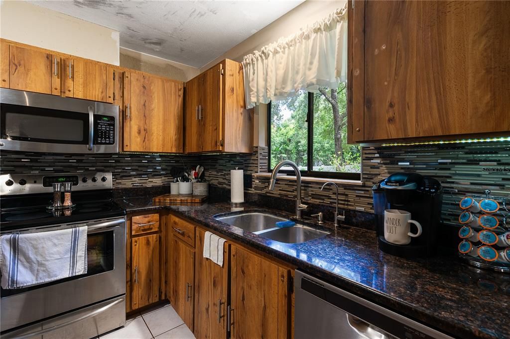 合同活跃: $260,000 (3 贝兹, 2 浴室, 1380 平方英尺)