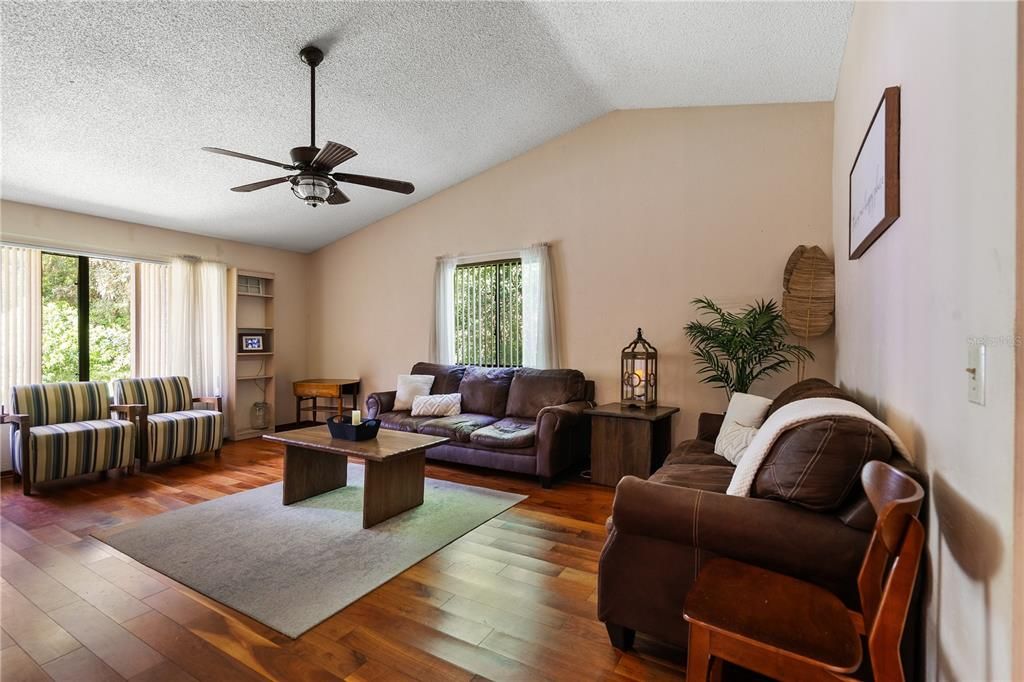 合同活跃: $260,000 (3 贝兹, 2 浴室, 1380 平方英尺)