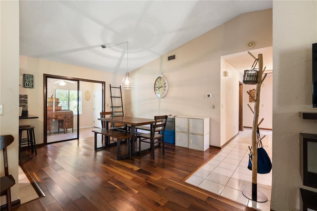 合同活跃: $260,000 (3 贝兹, 2 浴室, 1380 平方英尺)