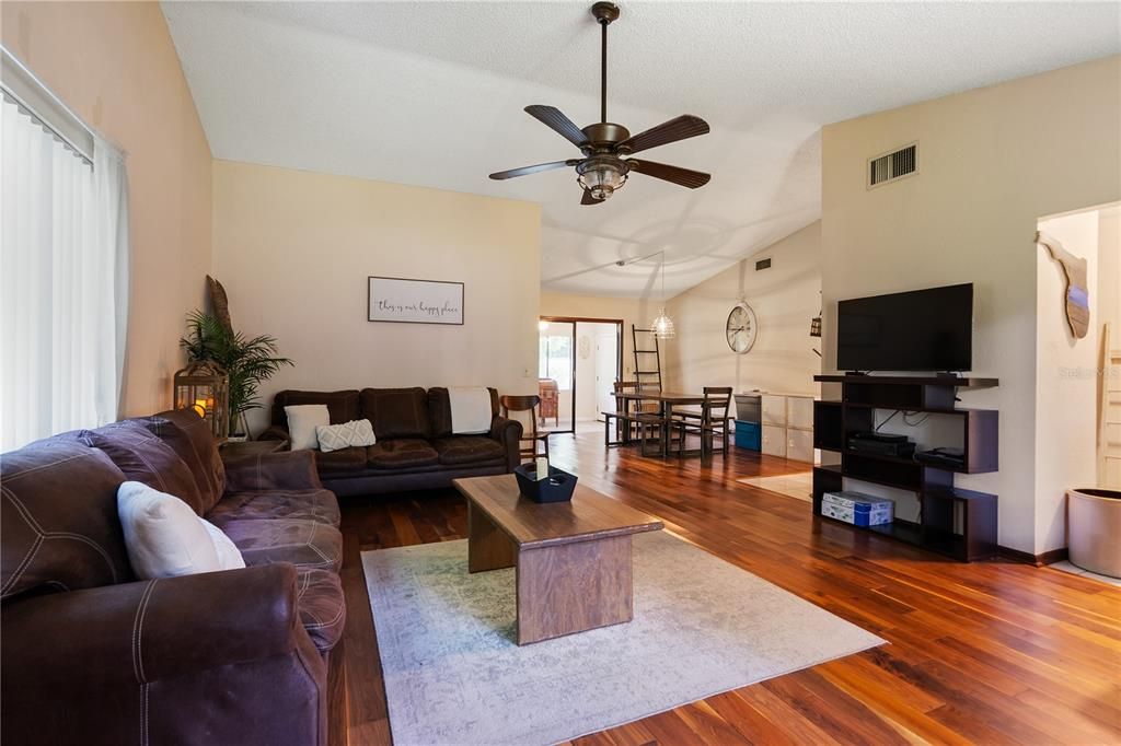 合同活跃: $260,000 (3 贝兹, 2 浴室, 1380 平方英尺)