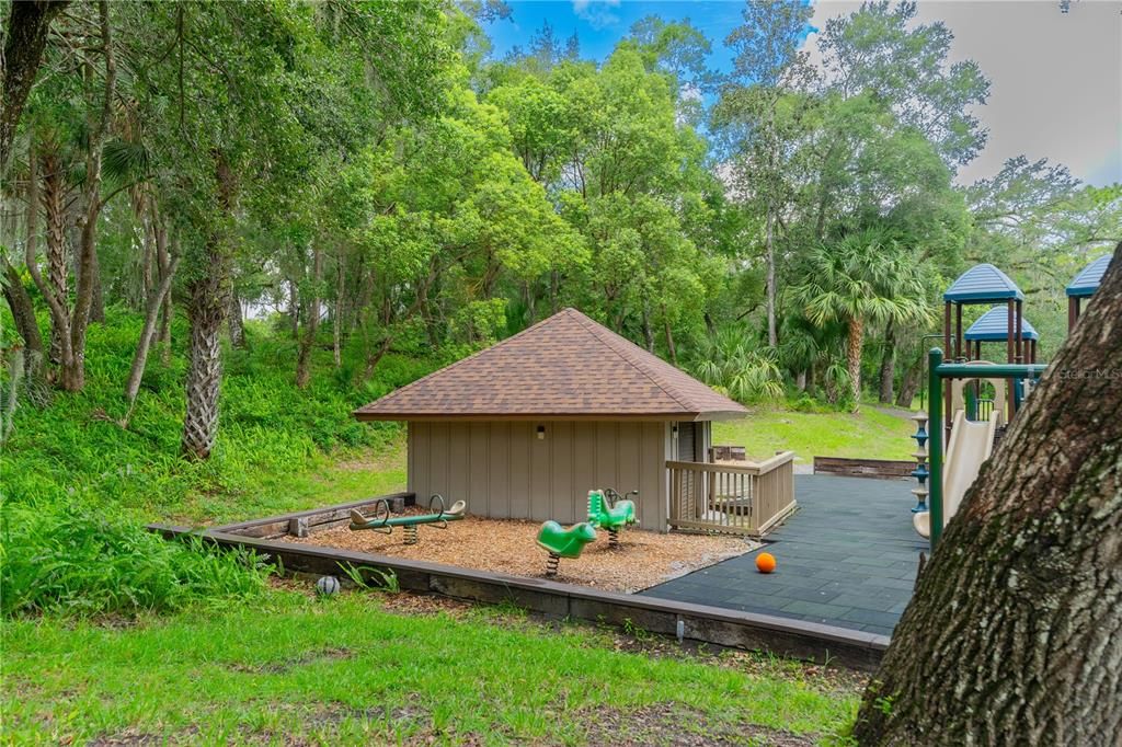 合同活跃: $260,000 (3 贝兹, 2 浴室, 1380 平方英尺)