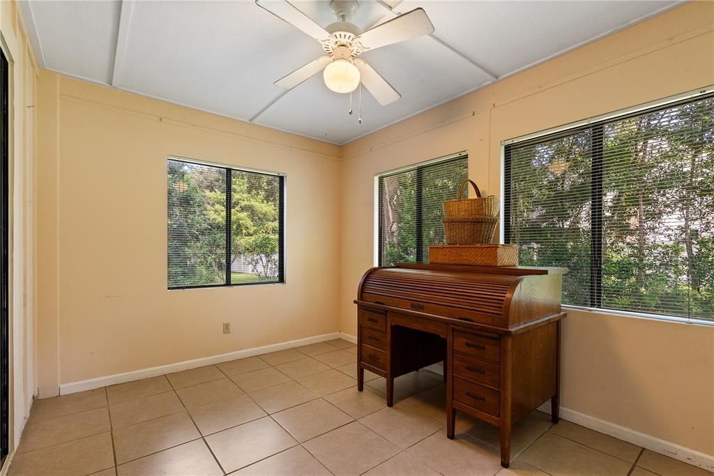 合同活跃: $260,000 (3 贝兹, 2 浴室, 1380 平方英尺)