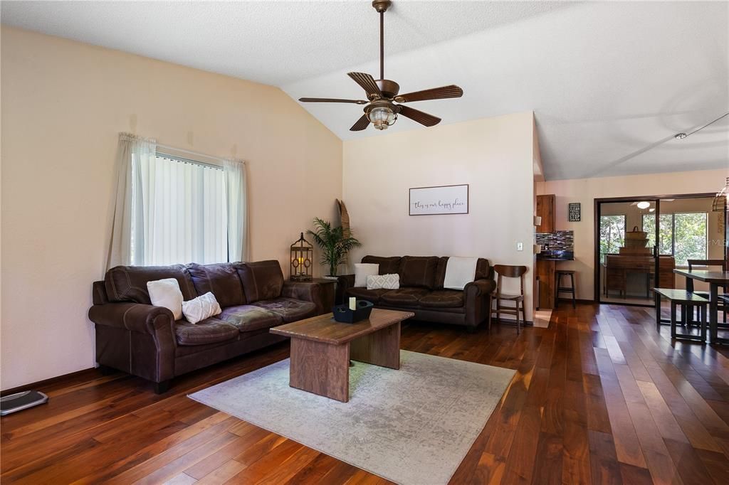 合同活跃: $260,000 (3 贝兹, 2 浴室, 1380 平方英尺)