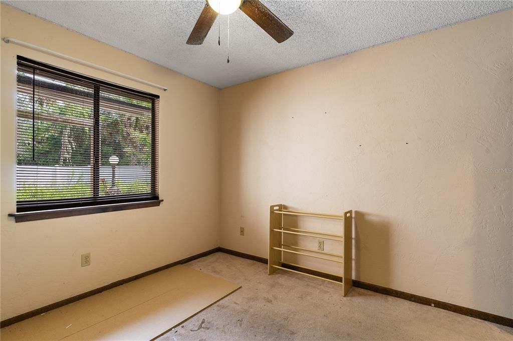 合同活跃: $260,000 (3 贝兹, 2 浴室, 1380 平方英尺)