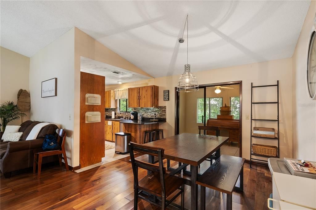 合同活跃: $260,000 (3 贝兹, 2 浴室, 1380 平方英尺)