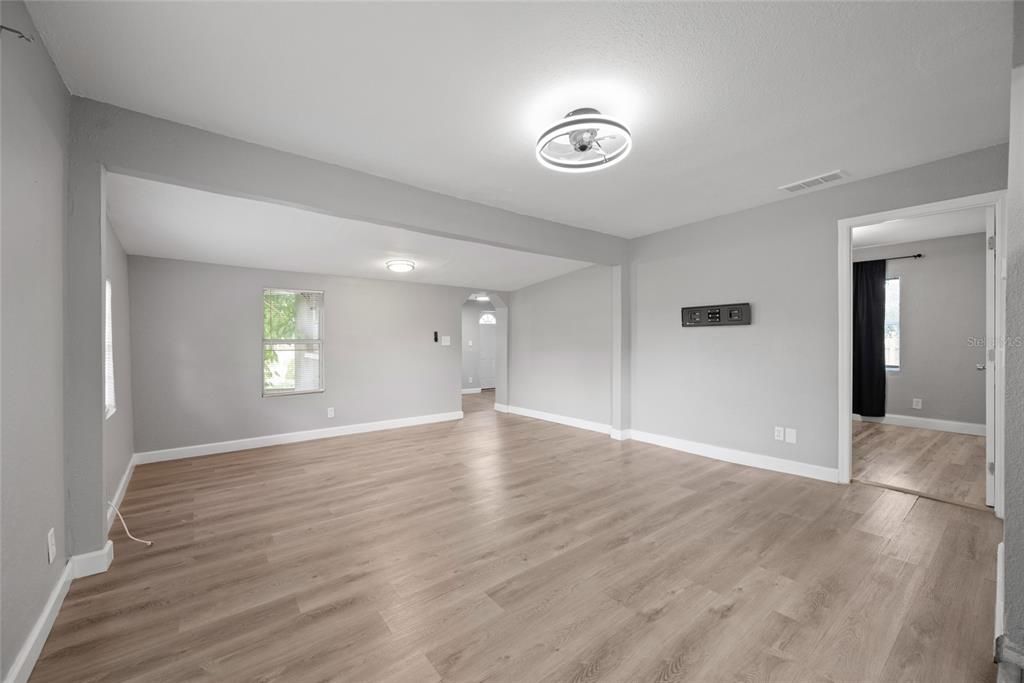 En Venta: $439,000 (5 camas, 0 baños, 1940 Pies cuadrados)