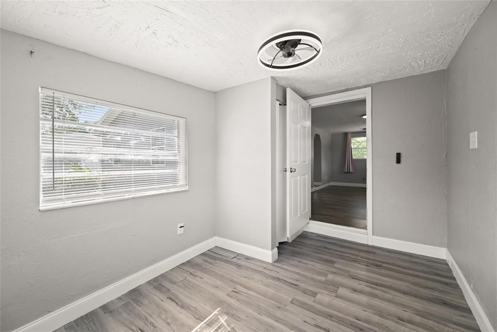 En Venta: $439,000 (5 camas, 0 baños, 1940 Pies cuadrados)