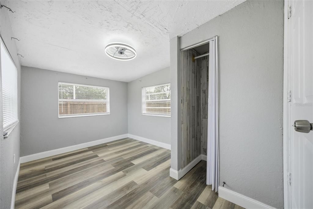 En Venta: $414,000 (5 camas, 0 baños, 1940 Pies cuadrados)
