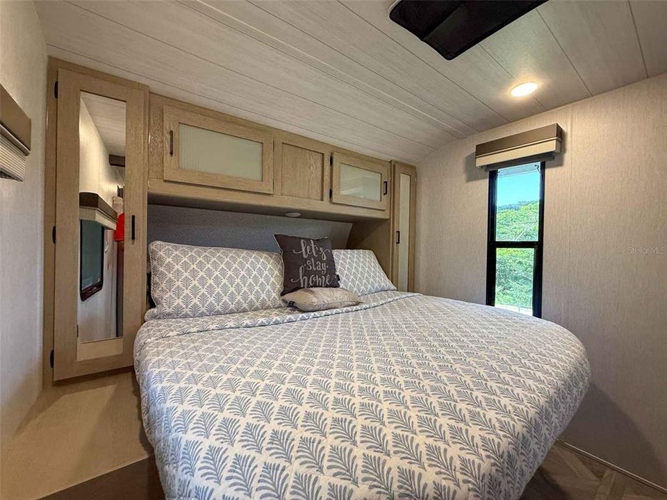 For Sale: $220,000 (3 beds, 3 baths, 556 Square Feet)