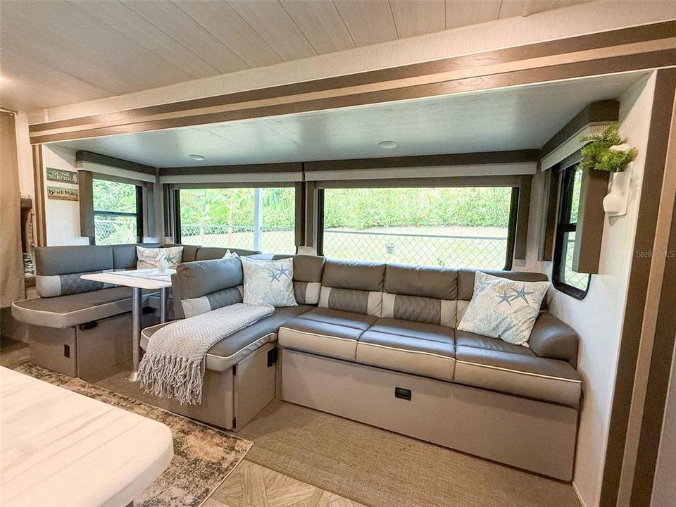 For Sale: $220,000 (3 beds, 3 baths, 556 Square Feet)