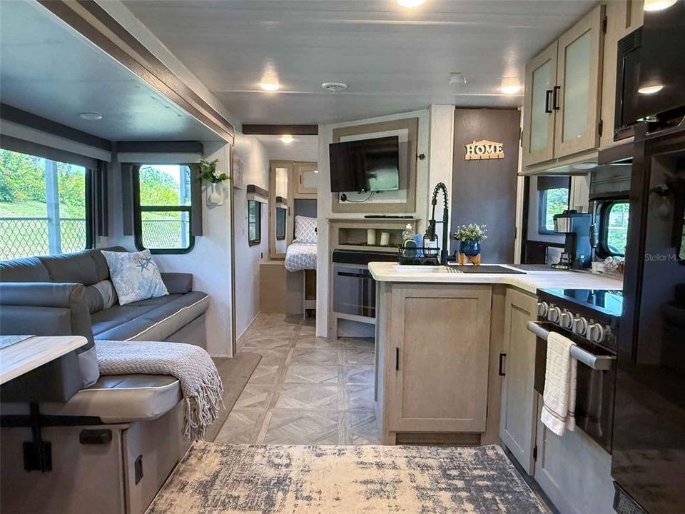 For Sale: $220,000 (3 beds, 3 baths, 556 Square Feet)