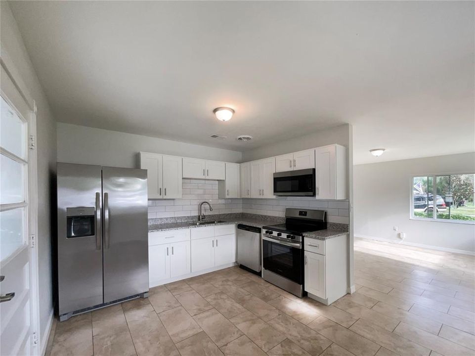 Activo con contrato: $282,000 (4 camas, 2 baños, 1199 Pies cuadrados)