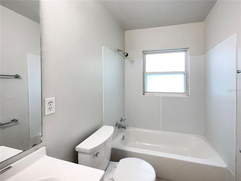 Activo con contrato: $282,000 (4 camas, 2 baños, 1199 Pies cuadrados)