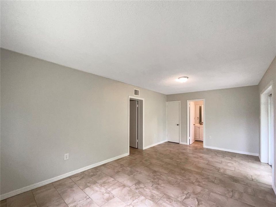 Activo con contrato: $282,000 (4 camas, 2 baños, 1199 Pies cuadrados)