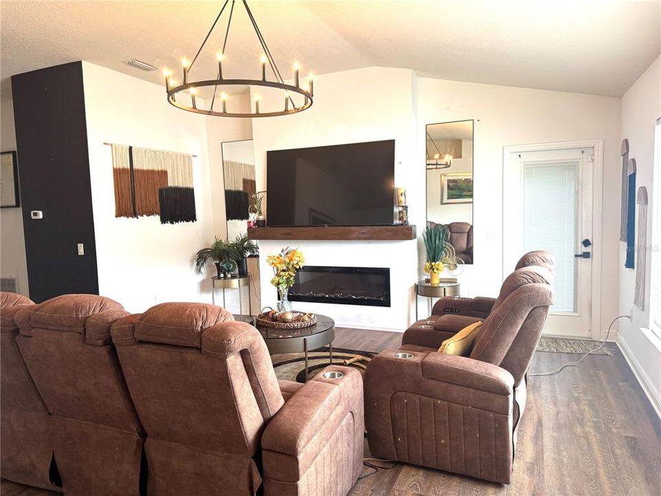 Activo con contrato: $215,000 (3 camas, 2 baños, 1328 Pies cuadrados)