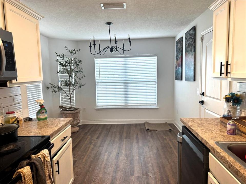 Activo con contrato: $215,000 (3 camas, 2 baños, 1328 Pies cuadrados)