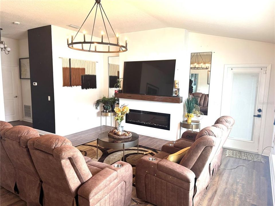 Activo con contrato: $215,000 (3 camas, 2 baños, 1328 Pies cuadrados)