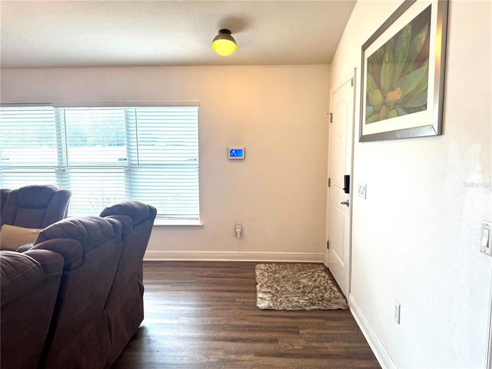 Activo con contrato: $215,000 (3 camas, 2 baños, 1328 Pies cuadrados)